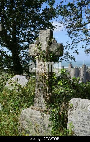 Château de Harlech et Croix Banque D'Images