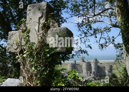 Château de Harlech et Croix Banque D'Images