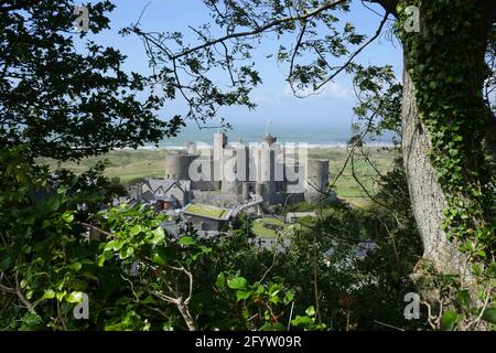 Château de Harlech et Croix Banque D'Images