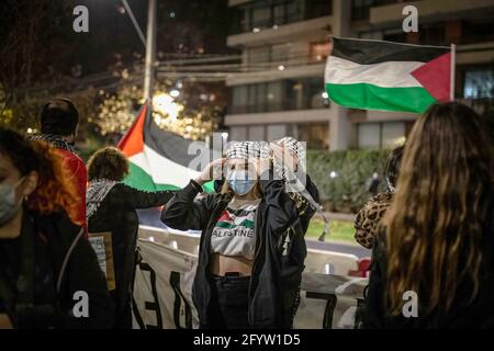 Santiago, Chili. 19 mai 2021. Des gestes de protestation au cours de la manifestation.des membres de la communauté palestinienne vivant au Chili ont manifesté contre les opérations militaires d'Israël à Gaza et en faveur du peuple palestinien. Crédit : Vanessa Rubilar/SOPA Images/ZUMA Wire/Alay Live News Banque D'Images