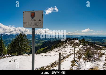 Belle randonnée en montagne le long de la piste premium Alpenfreiheit près d'Oberstaufen Steibis à Imberg Nagelfluhkette Banque D'Images