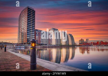 Le soleil se couche sur les bâtiments NV et l'un des quais de Salford Quays, Salford, Lancashire, Royaume-Uni Banque D'Images