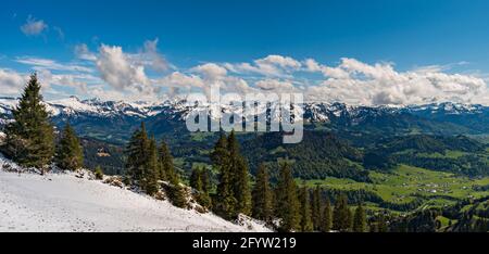 Belle randonnée en montagne le long de la piste premium Alpenfreiheit près d'Oberstaufen Steibis à Imberg Nagelfluhkette Banque D'Images