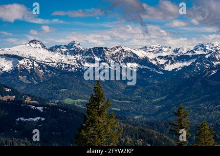 Belle randonnée en montagne le long de la piste premium Alpenfreiheit près d'Oberstaufen Steibis à Imberg Nagelfluhkette Banque D'Images