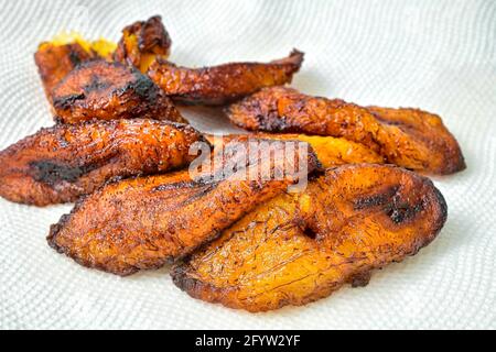 Tranches de banane frites, cuisine traditionnelle cubaine Banque D'Images