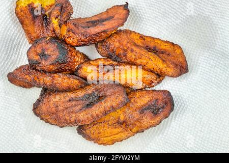 Tranches de banane frites, cuisine traditionnelle cubaine Banque D'Images