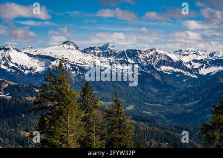 Belle randonnée en montagne le long de la piste premium Alpenfreiheit près d'Oberstaufen Steibis à Imberg Nagelfluhkette Banque D'Images