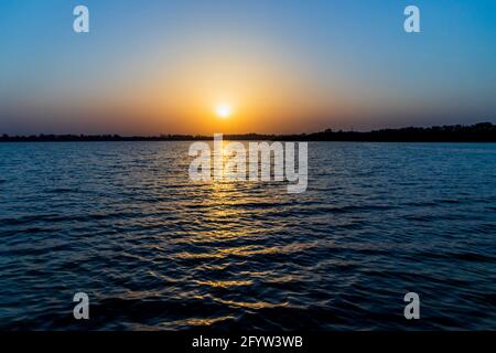 Coucher de soleil sur le lac de Sukhna Chandigarh Banque D'Images