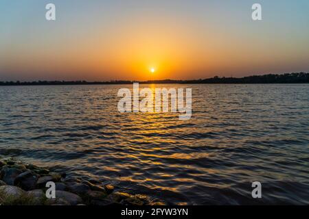 Coucher de soleil sur le lac de Sukhna Chandigarh Banque D'Images