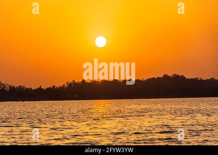 Coucher de soleil sur le lac de Sukhna Chandigarh Banque D'Images