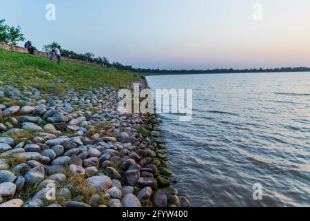 Coucher de soleil sur le lac de Sukhna Chandigarh Banque D'Images
