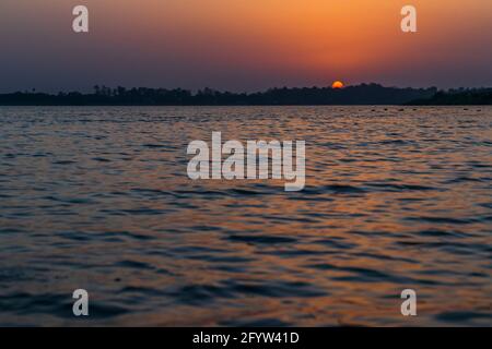 Coucher de soleil sur le lac de Sukhna Chandigarh Banque D'Images