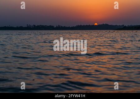 Coucher de soleil sur le lac de Sukhna Chandigarh Banque D'Images