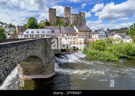 rivière Lahn à Runkel, Allemagne avec vieux pont en pierre et château Banque D'Images