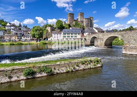 rivière Lahn à Runkel, Allemagne avec vieux pont en pierre et château Banque D'Images