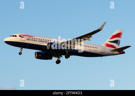 LONDRES, ROYAUME-UNI - 23 février 2020 : British Airways (BA / BAW) approche de l'aéroport de Londres Heathrow (EGLL/LHR) avec un Airbus A320-232 (G-EUYT/5985) Banque D'Images