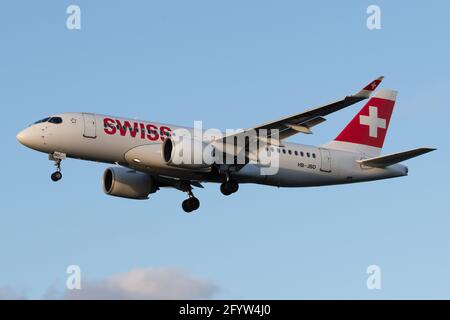 LONDRES, ROYAUME-UNI - 23 février 2020 : Suisse (LX / SWR) approche de l'aéroport de Londres Heathrow (EGLL/LHR) avec un Airbus A220 BCS1 (HB-JBD/50013). Banque D'Images