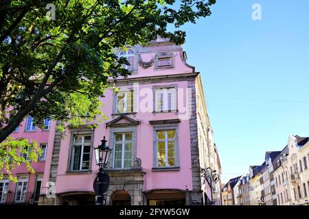 Bâtiments typiques romantiques dans la vieille ville historique de Düsseldorf, près du Rhin. Banque D'Images