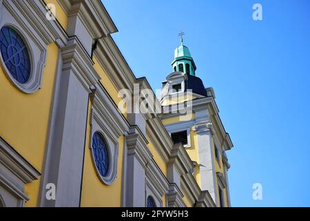 Le magnifique bâtiment jaune de Sankt-Andreas-Kirche dans la vieille ville de Düsseldorf avec un fond bleu ciel. Le bâtiment est protégé contre les monuments. Banque D'Images