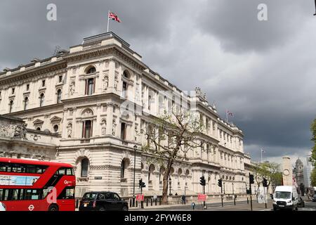 Un bus à impériale rouge passe devant le bâtiment du Trésor public de sa Majesté à Parliament Square, Whitehall, Londres, Royaume-Uni Banque D'Images