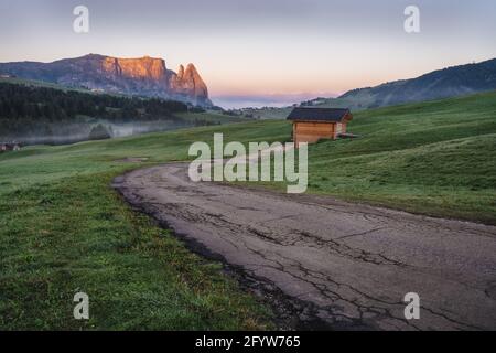 Alpe di Siusi ou Seiser Alm, sentier de montagne et montagne Sciliar ou Schlern au lever du soleil. Alpes Dolomites, Trentin-Haut-Adige, Tyrol du Sud, Italie Banque D'Images