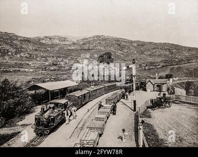 Vue de la fin du XIXe siècle de la gare de Tan y-bwlch sur le chemin de fer Ffestiinog, un chemin de fer étroit, construit en 1860 et situé à Gwynedd, pays de Galles. D'environ 13.5 km (21.7 miles) de long, il court sur une seule voie avec quatre points de passage intermédiaires, du port de Porthmadog à la ville minière d'ardoise de Blaenau Ffestinog. Il a été construit pour faciliter le mouvement de l'ardoise des carrières d'ardoise Blaenau Ffestinog. Banque D'Images