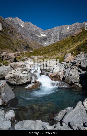 Petite cascade dans la vallée de la montagne, Otira Valley Walk, Otira, près du col Arthurs, Canterbury, Île du Sud, Nouvelle-Zélande Banque D'Images