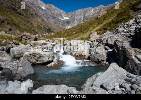 Petite cascade dans la vallée de la montagne, Otira Valley Walk, Otira, près du col Arthurs, Canterbury, Île du Sud, Nouvelle-Zélande Banque D'Images