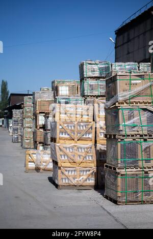 beaucoup de boîtes dans l'entrepôt de rue de la compagnie de transport. Banque D'Images
