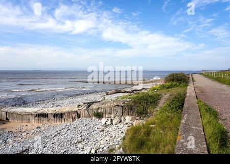 Défenses marines sur la côte de la réserve naturelle d'Aberthce, Vale de Glamourgan, au sud du pays de Galles Banque D'Images