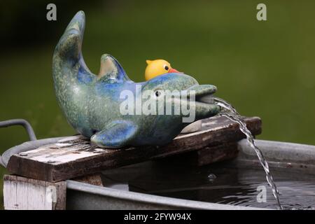 Fontaine décorative dans le jardin sous forme de dauphin Banque D'Images