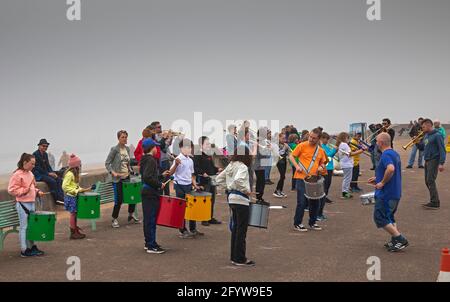 Portobello, Édimbourg, Écosse. 30 mai 2021. OI Musica utilise la musique des groupes de rue pour rassembler les gens et les communautés. Initialement un partenariat créatif entre les musiciens Olivia Furness et Marcus Britton, Oi Musica a fondé pour créer des expériences musicales de haute qualité pour tous. Basé à East Edinburgh et travaillant dans toute l'Écosse et au-delà. En 2018, ils ont acquis le statut d'entreprise sociale et, à ce titre, ils se sont engagés à créer des opportunités musicales pour ceux qui pourraient autrement manquer. Travaille maintenant avec un bassin croissant de musiciens. Crédit : Arch White/Alamy Live News. Banque D'Images