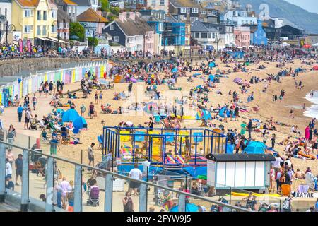 Lyme Regis, Dorset, Royaume-Uni. 30 mai 2021. Météo Royaume-Uni. Les plages et les parkings sont emballés à la station balnéaire de Lyme Regis sur le week-end de vacances de banque que les visiteurs affluent à la plage pour profiter de chaud chaud chaud chaud chaud chaud brûlants de soleil que la vague de chaleur continue. Credit: Celia McMahon/Alamy Live News Banque D'Images