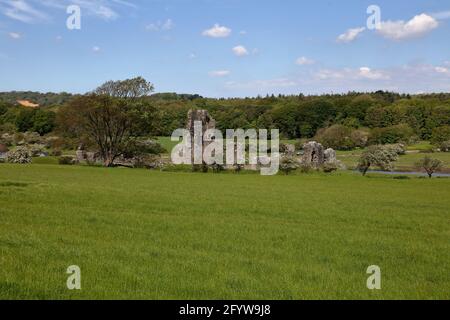 Une vue sur les ruines bien connues du château dans le village d'Ogmore entre Ewenny et Ogmore par une belle journée ensoleillée. Banque D'Images