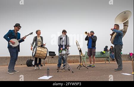 Portobello, Édimbourg, Écosse. 30 mai 2021. OI Musica utilise la musique des groupes de rue pour rassembler les gens et les communautés. Initialement un partenariat créatif entre les musiciens Olivia Furness et Marcus Britton, Oi Musica a fondé pour créer des expériences musicales de haute qualité pour tous. Basé à East Edinburgh et travaillant dans toute l'Écosse et au-delà. En 2018, ils ont acquis le statut d'entreprise sociale et, à ce titre, ils se sont engagés à créer des opportunités musicales pour ceux qui pourraient autrement manquer. Travaille maintenant avec un bassin croissant de musiciens. Crédit : Arch White/Alamy Live News. Banque D'Images