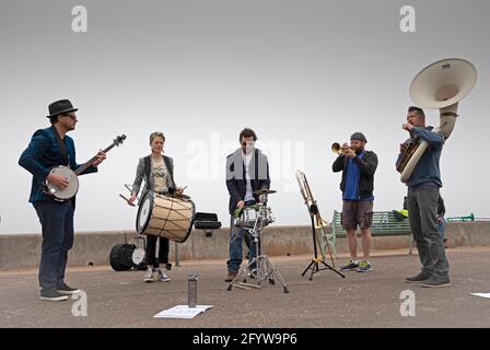 Portobello, Édimbourg, Écosse. 30 mai 2021. OI Musica utilise la musique des groupes de rue pour rassembler les gens et les communautés. Initialement un partenariat créatif entre les musiciens Olivia Furness et Marcus Britton, Oi Musica a fondé pour créer des expériences musicales de haute qualité pour tous. Basé à East Edinburgh et travaillant dans toute l'Écosse et au-delà. En 2018, ils ont acquis le statut d'entreprise sociale et, à ce titre, ils se sont engagés à créer des opportunités musicales pour ceux qui pourraient autrement manquer. Travaille maintenant avec un bassin croissant de musiciens. Crédit : Arch White/Alamy Live News. Banque D'Images