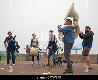 Portobello, Édimbourg, Écosse. 30 mai 2021. OI Musica utilise la musique des groupes de rue pour rassembler les gens et les communautés. Initialement un partenariat créatif entre les musiciens Olivia Furness et Marcus Britton, Oi Musica a fondé pour créer des expériences musicales de haute qualité pour tous. Basé à East Edinburgh et travaillant dans toute l'Écosse et au-delà. En 2018, ils ont acquis le statut d'entreprise sociale et, à ce titre, ils se sont engagés à créer des opportunités musicales pour ceux qui pourraient autrement manquer. Travaille maintenant avec un bassin croissant de musiciens. Crédit : Arch White/Alamy Live News. Banque D'Images