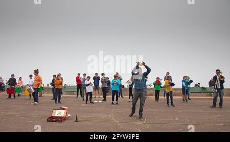 Portobello, Édimbourg, Écosse. 30 mai 2021. OI Musica utilise la musique des groupes de rue pour rassembler les gens et les communautés. Initialement un partenariat créatif entre les musiciens Olivia Furness et Marcus Britton, Oi Musica a fondé pour créer des expériences musicales de haute qualité pour tous. Basé à East Edinburgh et travaillant dans toute l'Écosse et au-delà. En 2018, ils ont acquis le statut d'entreprise sociale et, à ce titre, ils se sont engagés à créer des opportunités musicales pour ceux qui pourraient autrement manquer. Travaille maintenant avec un bassin croissant de musiciens. Crédit : Arch White/Alamy Live News. Banque D'Images