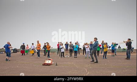 Portobello, Édimbourg, Écosse. 30 mai 2021. OI Musica utilise la musique des groupes de rue pour rassembler les gens et les communautés. Initialement un partenariat créatif entre les musiciens Olivia Furness et Marcus Britton, Oi Musica a fondé pour créer des expériences musicales de haute qualité pour tous. Basé à East Edinburgh et travaillant dans toute l'Écosse et au-delà. En 2018, ils ont acquis le statut d'entreprise sociale et, à ce titre, ils se sont engagés à créer des opportunités musicales pour ceux qui pourraient autrement manquer. Travaille maintenant avec un bassin croissant de musiciens. Crédit : Arch White/Alamy Live News. Banque D'Images