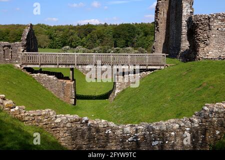 Une vue sur les ruines bien connues du château dans le village d'Ogmore entre Ewenny et Ogmore par une belle journée ensoleillée. Banque D'Images