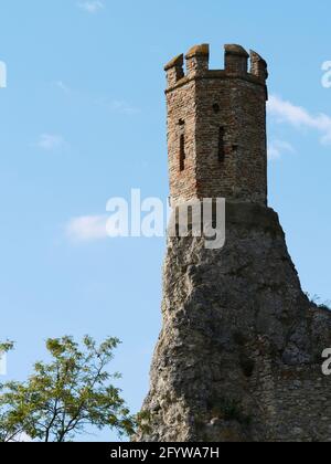 Tour en ruine du château de Devín sur une falaise rocheuse au-dessus de Bratislava, Slovaquie, sous un ciel bleu. Banque D'Images