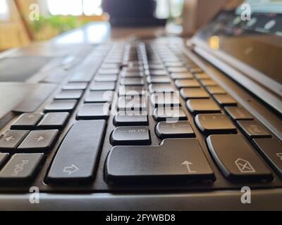 Gros plan sur les touches noires du clavier d'un ordinateur portable Banque D'Images