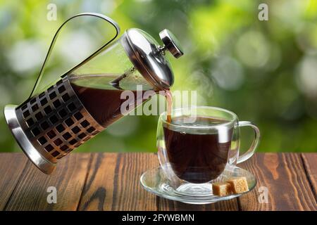 café de la presse française versé dans la tasse Banque D'Images