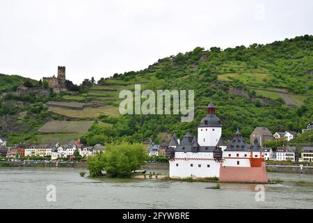 Ancien château 'Burg Pfalzgrafenstein' au milieu du Rhin, Allemagne Banque D'Images