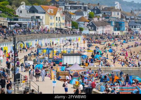 Lyme Regis, Dorset, Royaume-Uni. 30 mai 2021. Météo Royaume-Uni. Les plages et les parkings sont emballés à la station balnéaire de Lyme Regis sur le week-end de vacances de banque que les visiteurs affluent à la plage pour profiter de chaud chaud chaud chaud chaud chaud brûlants de soleil que la vague de chaleur continue. Credit: Celia McMahon/Alamy Live News Banque D'Images