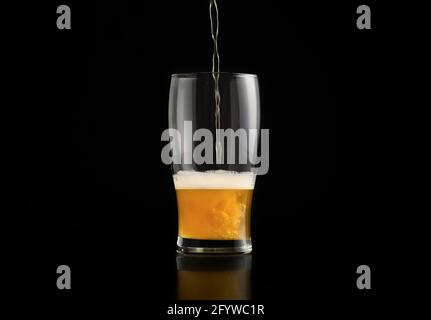 Verser des boissons dans le verre, déguster des bières, faire des affaires de bière et de la brasserie Banque D'Images