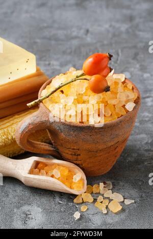 Tasse en céramique avec sel de mer jaune. Heure du spa Banque D'Images