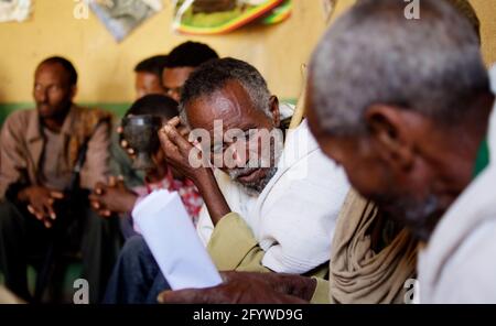 Montagnes Gheralta (région du Tigray), Éthiopie - septembre 2011 : les Ethiopiens boivent du Talah (bière traditionnelle) dans un bar local du village de Hawzien. Banque D'Images