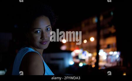 Addis Ababa - octobre 2011: Belle fille sur le balcon au-dessus de la rue Banque D'Images