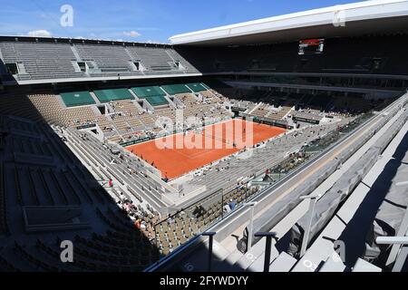 Paris, FRA. 30 mai 2021. Paris, Roland Garros, French Open Day 1 30/05/2021 Naomi Osaka (JAP) remporte le premier match contre Patricia Maria TIG (ROU) dans un tribunal de Philippe Chartier pratiquement vide. Crédit : Roger Parker/Alay Live News Banque D'Images